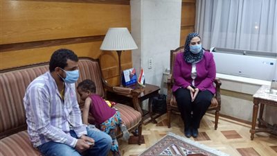 إعانة شهرية ومنزل.. وزيرة التضامن تستقبل المواطن خليل وابنته بعد انتشار قصته على السوشيال ميديا (صور)