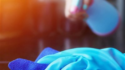 لحمايتك وأسرتك من فيروس كورونا.. كيف يتم تنظيف وتطهير الأسطح؟