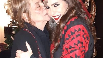 “صبرني يارب”.. دنيا عبد العزيز تعبر عن اشتياقها لوالدتها بعد شهرين من وفاتها (صورة)