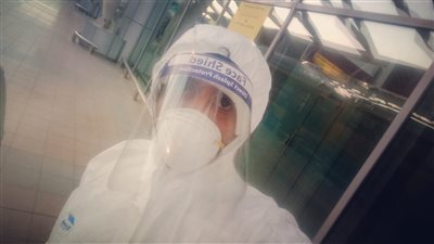 نواجه في وقت يهرب فيه الجميع.. قصة مراقب صحي وظيفته العثور على مصابي كورونا (صور)