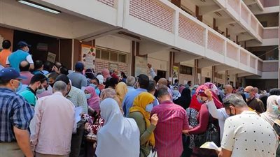 في أول أيام العمل.. زحام  على مقر اعتذارات الثانوية العامة بمدرسة سعد زغلول ببنها