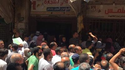 زحام وتكدس للحصول علي السجائر في كفر الشيخ (صور وفيديو)