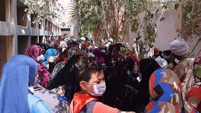 رغم التحذيرات.. زحام وتكدس للمواطنين بمكتب العلاج على نفقة الدولة في قنا