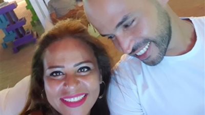 أبو يهنئ شقيقته في عيد ميلادها ويستعيد ذكريات طفولتهما بطريقة كوميدية (صور)