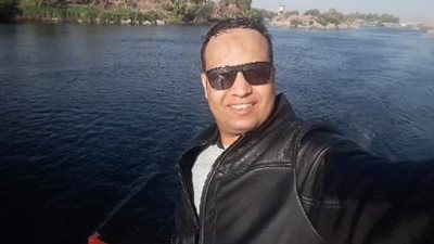 شقيقه ووالدته إيجابي.. الطبيب صاحب لافتة لدينا حالة اشتباه على منزله يعلن إصابته بكورونا