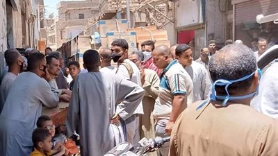 عشرات المواطنين يتزاحمون بإسنا للحصول على السجائر بدون ارتداء الكمامات (صور)