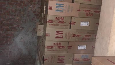 حملة للرقابة الإدارية تنجح في ضبط 80 ألف عُلبة سجائر مخزنة وطن ونصف معسل (صور)