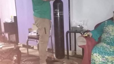 يجول يصنع خيرا.. قصة متعافي من فيروس كورونا يساعد الحالات الحرجة على التنفس (صور)