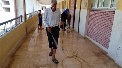 مدير مدرسة يرفض الاعتذار عن امتحانات الثانوية ويغسل “بلاط” اللجان: “الطلاب ولادنا والدولة عملت اللي عليها وزيادة” (خاص)