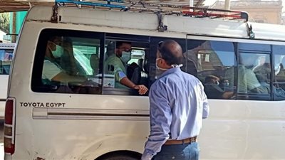 لمنع انتشار فيروس كورونا.. تغريم 54 سائقًا لعدم ارتدائهم “الكمامات” بالشرقية (صور)
