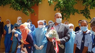 بتورتة وباقات الورد.. الطاقم الطبي بمستشفى الأقصر العام يستقبلون مديرهم بعد تعافيه من كورونا