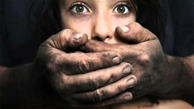 القبض على “بقال” استدرج طفلة جاره وتعدى عليها جنسيًا داخل مسكنه بالشرقية