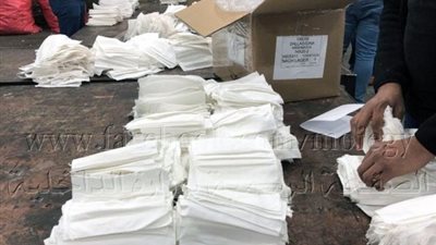 ضبط مصنع ملابس وكمامات مجهولة المصدر بدون بيانات بالقناطر