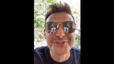 رامز جلال يهنئ الخريجين في زمن كورونا: “يكفيكم فخرًا أنكم تخرجتم في عصر الوباء” (فيديو)