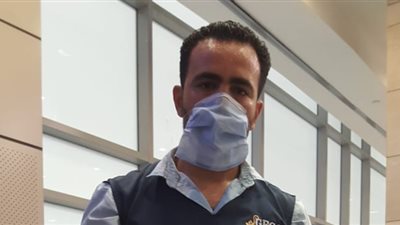 أمانة عامل بالمطار تعيد خمسين ألف جنيه لراكب بالمطار (صور)