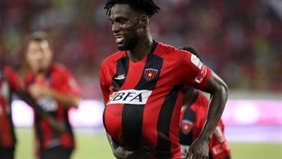 جيرالدو يهنئ آري بابل بعد انضمامه للزمالك