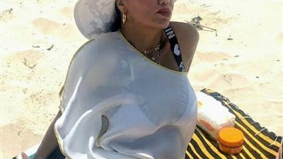 رانيا يوسف تتعرض للهجوم وألفاظ خارجة من الجمهور بعد ظهورها بـ”مايوه” مثير على الشاطئ (صور)