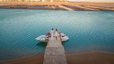 من وسط البحيرة.. ياسمين صبري وأحمد أبو هشيمة يشاركان الجمهور إجازتهما (صورة)