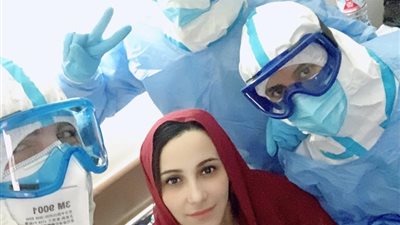 “طول ما فيه كورونا أنا في العزل”.. ممرضة تعود للعمل بعزل بلطيم عقب شفائها من كورونا (صور)
