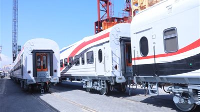 وزير النقل يعلن وصول 22 عربة قطار جديدة  إلى ميناء الإسكندرية (صور)