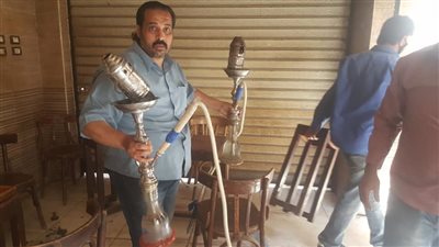 ضبط مقهى مفتوحًا ويقدم الشيشية في حي الهرم (صور)