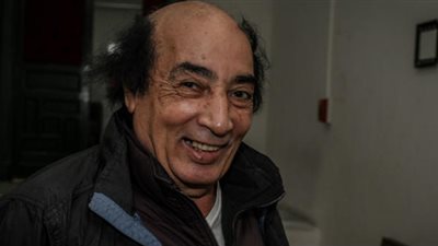 عبد الله مشرف ينتظر نتيجة مسحة فيروس كورونا بعد الاشتباه في إصابته (فيديو)