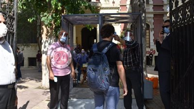 طلاب الثانوية عن إجراءات الوقاية اليوم: “اتعقمنا وخدنا المستلزمات بس الفصول لسه متكنستش” (فيديو)