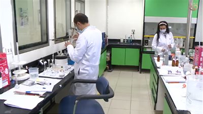 شاهد.. أول تقرير مصور من داخل مصنع أول دواء لعلاج فيروس كورونا (فيديو)