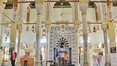 استعدادًا لفتح دور العبادة غدًا.. تطهير وتعقيم المساجد بالتعاون بين “الأوقاف” و”الشباب والرياضة”