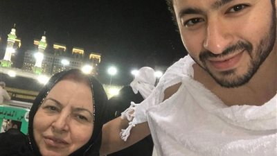 حمادة هلال يطالب الجمهور بالدعاء لوالدته ويتمنى لها الشفاء العاجل (صورة)