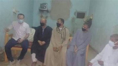 بعد نشر القاهرة 24.. وكيل صحة سوهاج يزور أسرة الطفلة مريم عقب وفاتها 