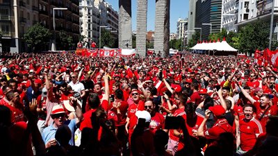 احتفال جماهير ليفربول بالدوري الإنجليزي يشهد فوضي عارمة