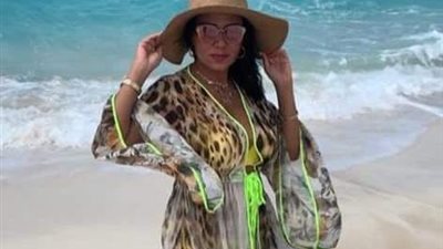 “بالتايجر والفسفوري”.. رانيا يوسف في إطلالة جرئية على الشاطئ (صورة)