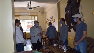 محافظ الأقصر يشدد على منع تقديم “الشيشة” بالكافيهات (صور)