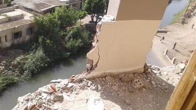 وسط تواجد أمني مكثف.. بدء أعمال إزالة البرج المثير للجدل فى سوهاج