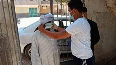 أقباط قنا يوزعون كمامات على أبواب المساجد (صور)