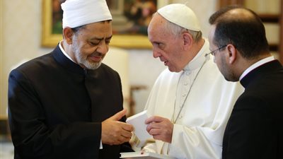 شيخ الأزهر وبابا الفاتيكان يواصلون نداءات التضامن العالمي لتخفيف معاناة المتضررين من كورونا
