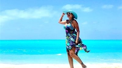 “المايو والقبعة”.. علامات تميزت بها رانيا يوسف في إطلالتها (صور)