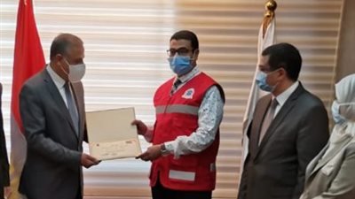 محافظ سوهاج يكرم مسعفي وسائقي إسعاف المحافظة بعد نقل حالات كورونا (صور)