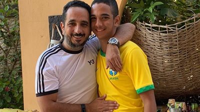 طارق الجنايني يحتفل بعيد ميلاد نجله بكعكة “بلايستيشن” (صورة)