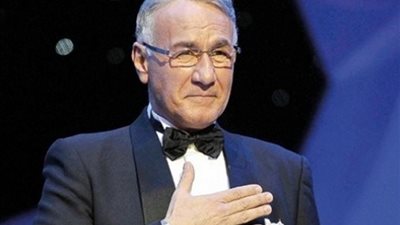 في ذكرى وفاته الأولى.. كيف كان عزت أبو عوف محاط بالنساء منذ ولادته؟ (فيديو)