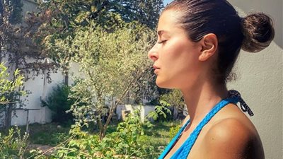 عائشة بن أحمد تستغل أشعة الشمس للحصول على “فيتامين د” (صورة)