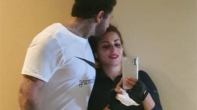 “أحمد الفيشاوي” يغازل زوجته بعد التقاطها صورةً جديدة له: “أحبك نادية”