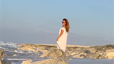 بفستان شفاف.. شيري عادل تستمتع بأجواء الصيف على شاطئ البحر (صورة)