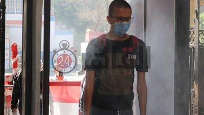 شاهد.. لحظة تعقيم الطلاب وتوزيع المستلزمات الوقائية خلال امتحانات الثانوية العامة اليوم (صور وفيديو)