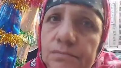 بلف على رجلي طول اليوم.. سيدة تتجول بشوارع فيصل لبيع لعب الأطفال: جوزي مريض وبشقى عليه | بث مباشر