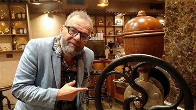 أسرة المخرج أحمد البدري تنتظر تصاريح دفنه أمام معهد ناصر | بث مباشر