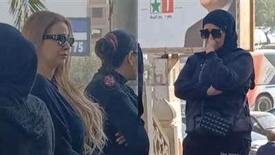 وصول جثمان المخرج أحمد البدري إلى مسجد الحصري