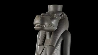 المتحف المصري بالتحرير يعرض تمثال معبودة على هيئة فرس النهر