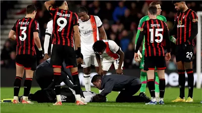 إلغاء مباراة في الدوري الإنجليزي بعد إغماء لاعب لوتون تاون